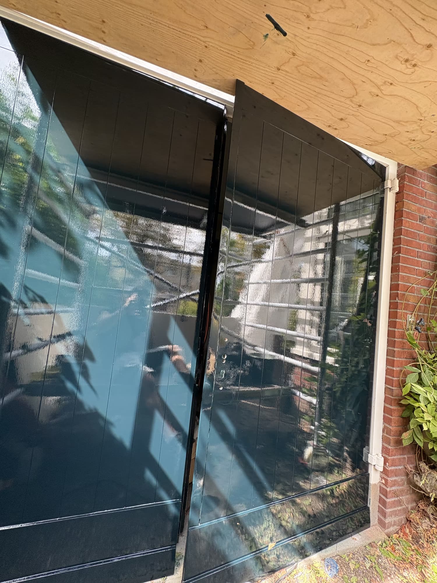 Donkergroen hoogglans buitenschilderwerk aan een woning